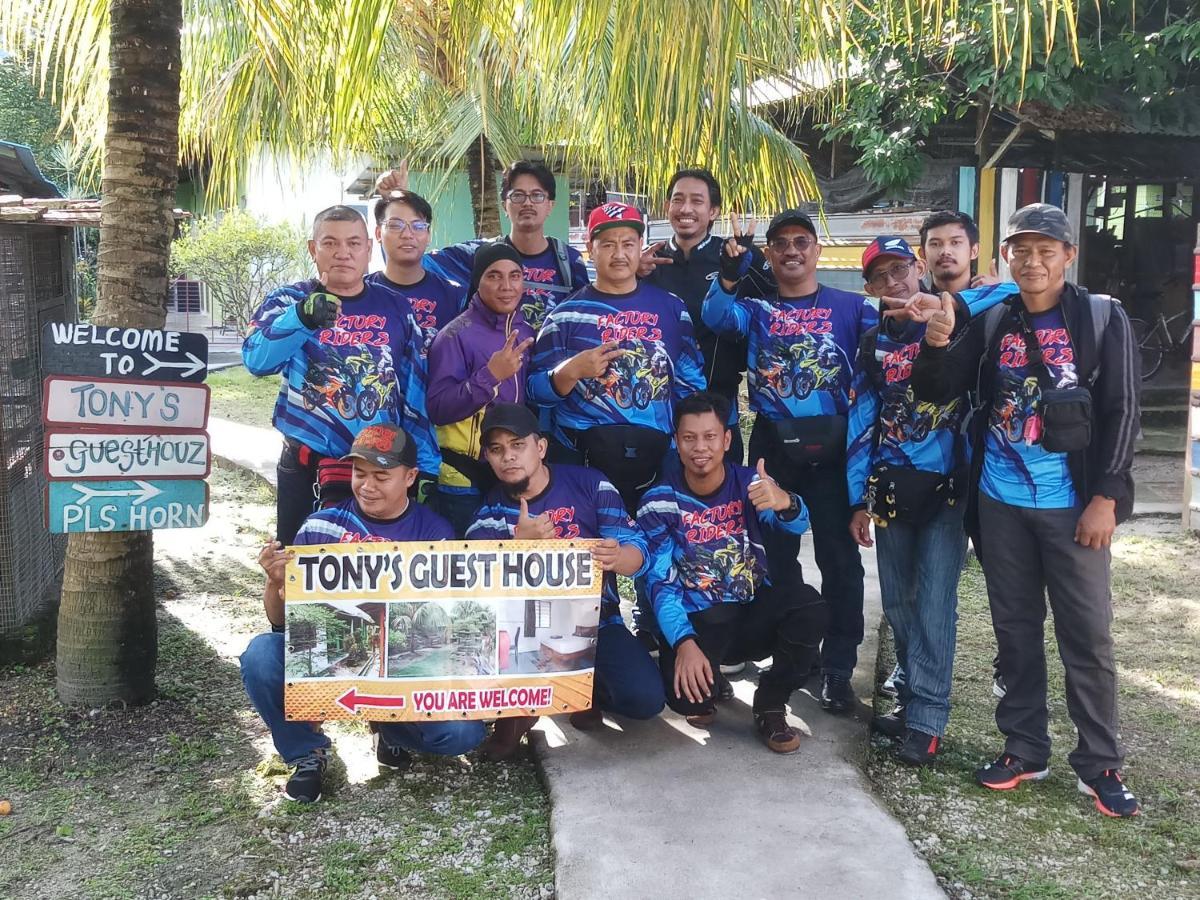 Tony'S Guesthouse At Teluk Bahang Batu Ferringhi Esterno foto